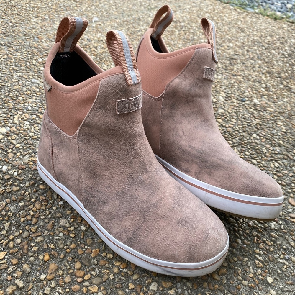 Women’s Xtratuf size 7, pink , leather like